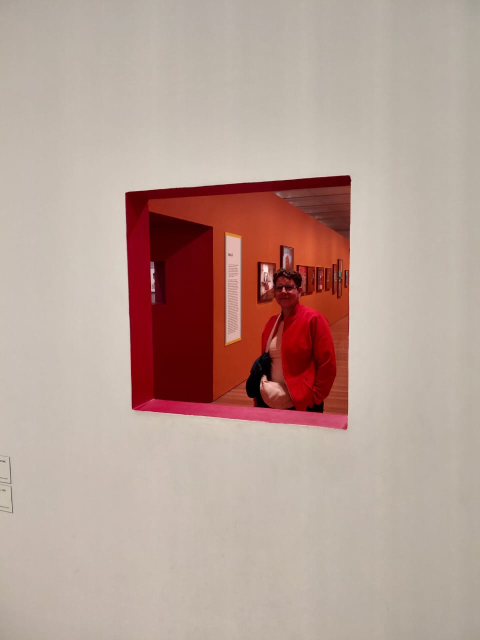 Tainá Moraes em um museu
